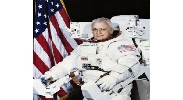 رائد الفضاء الأمريكي "بروس ماكاندليس"