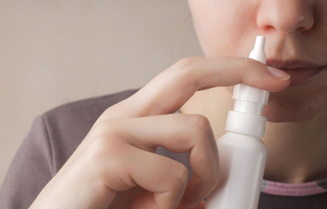 كيف يؤثر غسل الأنف بمحلول ملحي على نزلات البرد؟