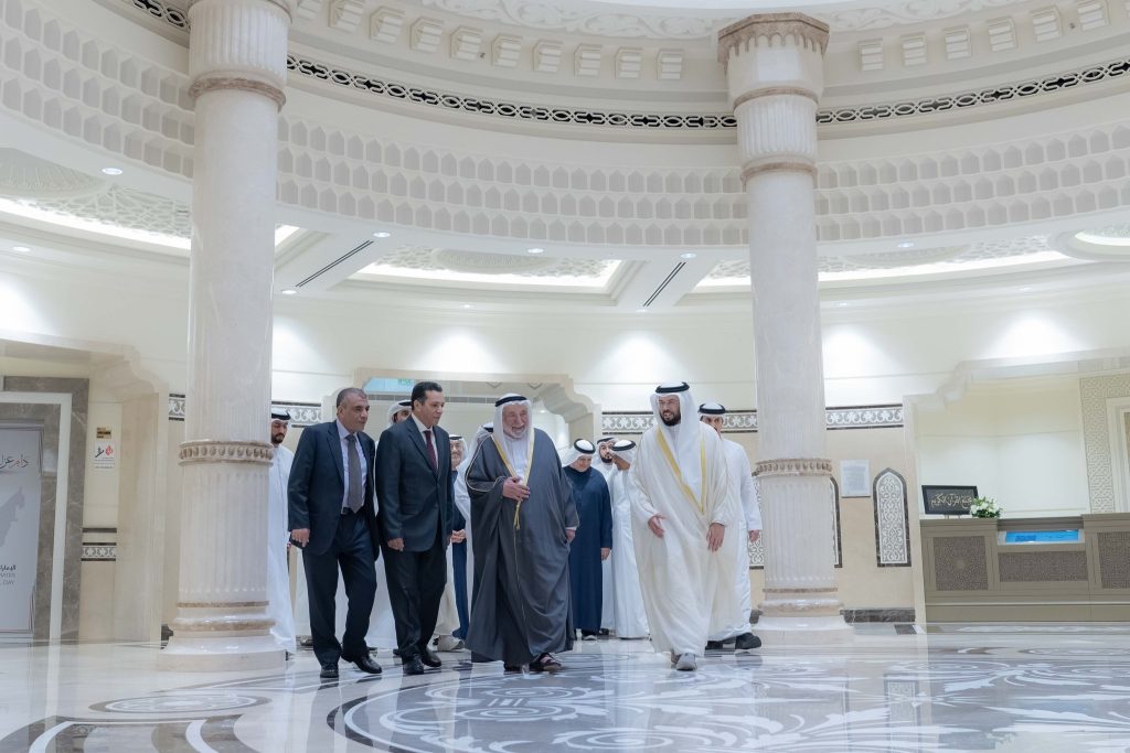 حاكم الشارقة يستقبل أبناء القارئ عبد الباسط عبد الصمد ويطلق التطبيق الإلكتروني “المعين”