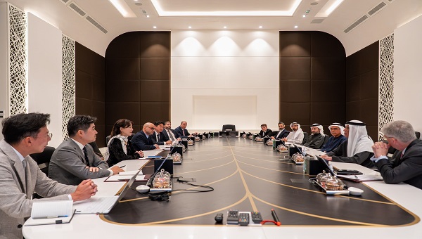 بالفيديو: حاكم رأس الخيمة يبحث مع سامسونج فرص التعاون في مجال التكنولوجيا الذكية ودعم التحول الرقمي في الإمارة