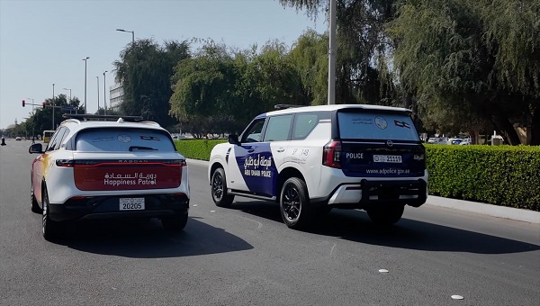 شرطة أبوظبي تزين دورياتها بشعار أسبوع العلاقات الإماراتية الكويتية شرطة أبوظبي تزين دورياتها بشعار أسبوع العلاقات الإماراتية الكويتية