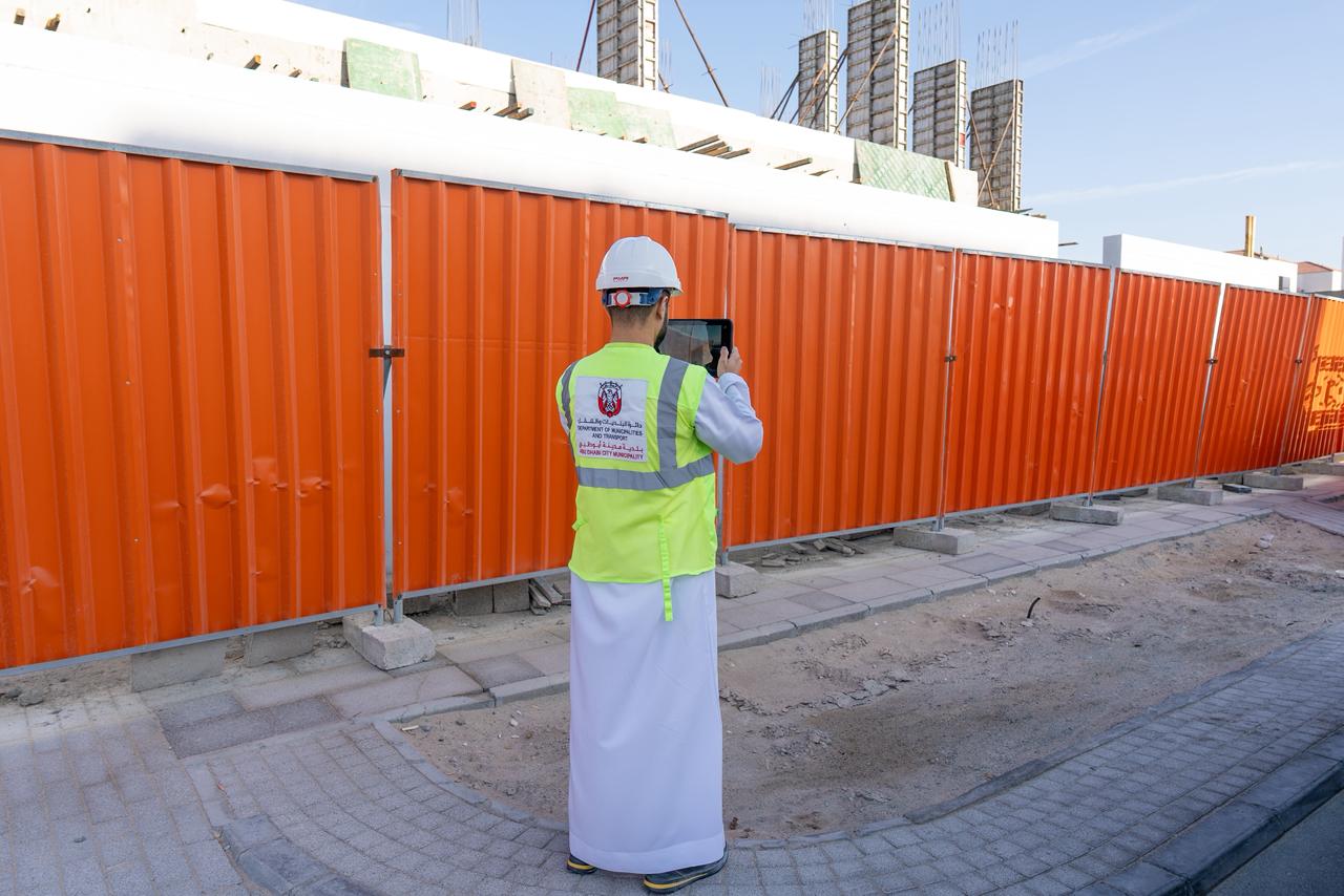 بلدية أبوظبي تدعو إلى الالتزام بالمواصفات الهندسية والجمالية للأسوار المؤقتة