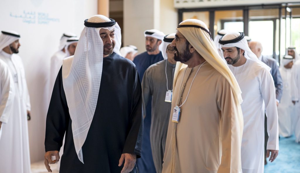 رئيس الدولة ومحمد بن راشد يشهدان جانباً من القمة العالمية للعلماء في دبي
