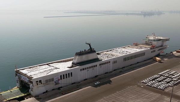 وبالفيديو: سفينة “أم الإمارات” الإنسانية تبحر حاملة أكثر من 7300 طن من المساعدات إلى قطاع غزة.