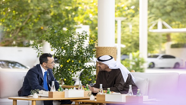 بالصور: رئيس الدولة يستقبل رئيس مجلس الشيوخ الكازاخستاني