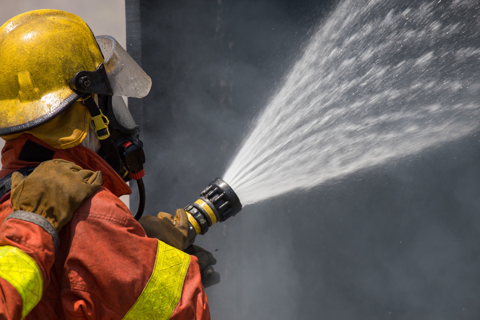 الشارقة: تمت السيطرة على حريق في مستودع بالمنطقة الصناعية السادسة