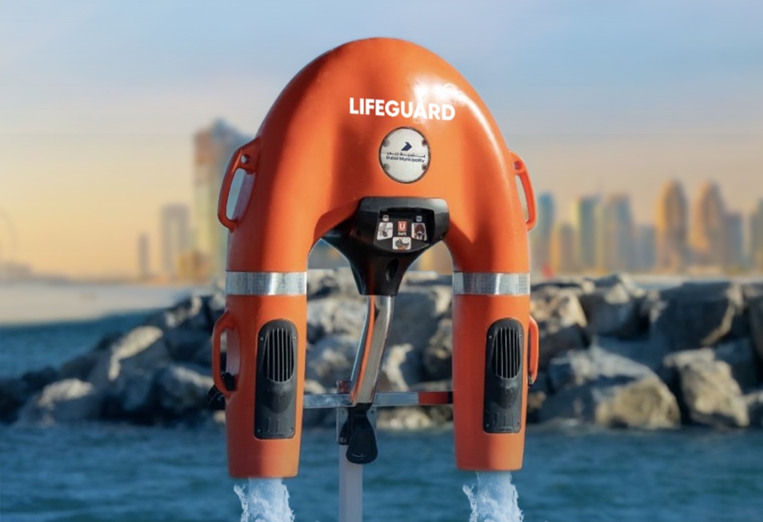 بلدية دبي تستخدم روبوتات الإنقاذ الذكية والطائرات بدون طيار لحماية مرتادي الشاطئ