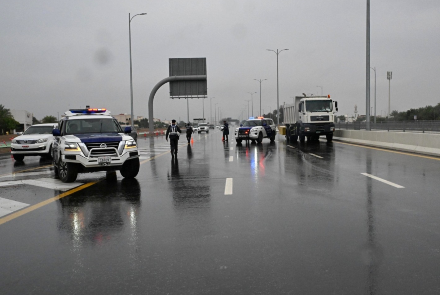 شرطة أبوظبي تدعو السائقين إلى الالتزام بإرشادات السلامة أثناء هطول الأمطار والتقلبات الجوية