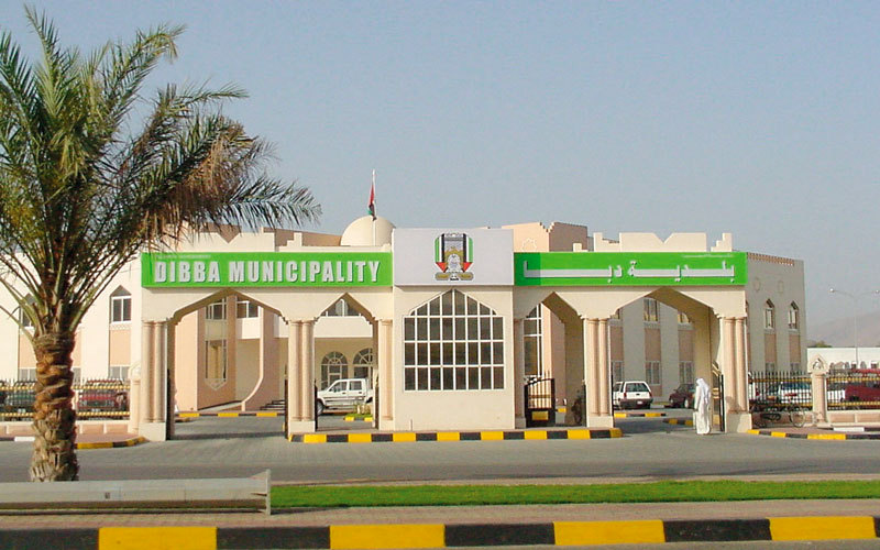 بلدية دبا تفعل خطط الطوارئ وترفع مستوى الاستعداد للتعامل مع الحالة الجوية