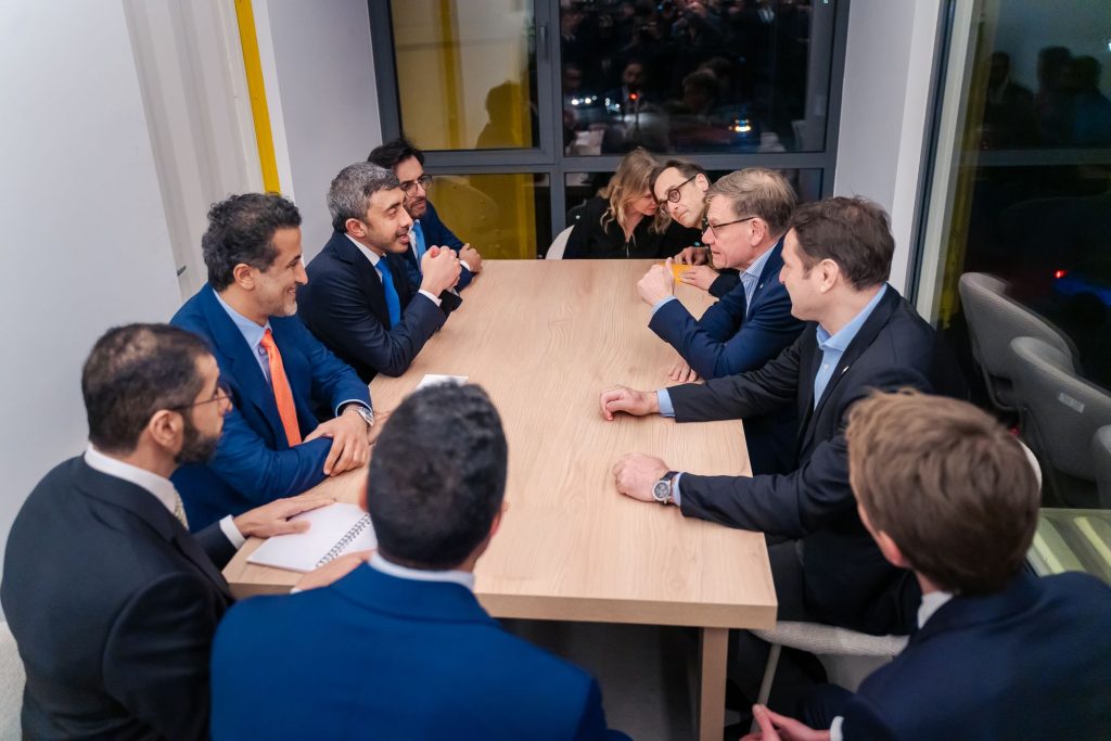 عبدالله بن زايد ووزير الخارجية الألماني يبحثان تداعيات الهجمات الإيرانية على الإمارات