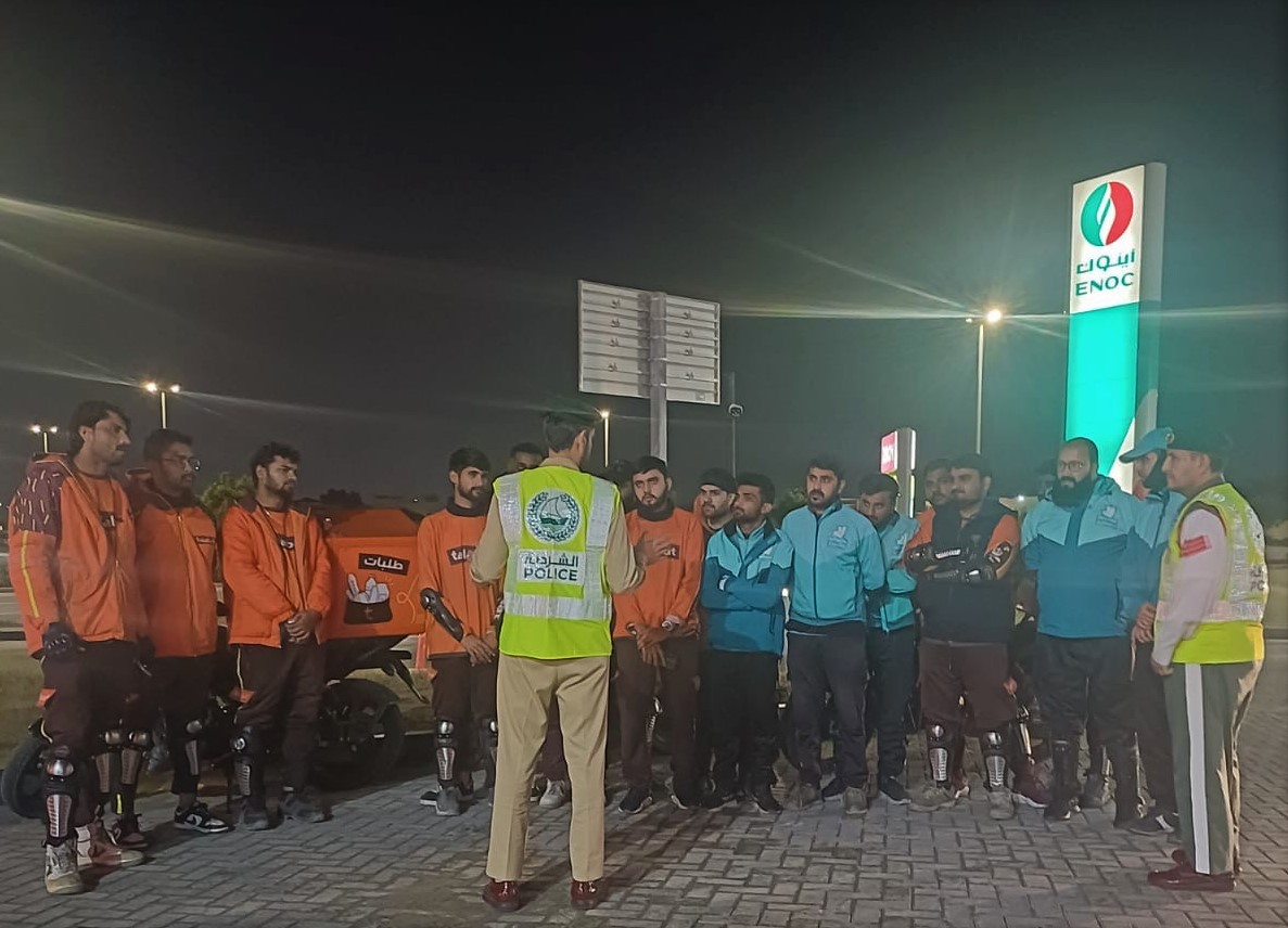 شرطة دبي تقوم بتوعية سائقي دراجات التوصيل وسيارات الأجرة بالقيادة الآمنة أثناء التقلبات الجوية