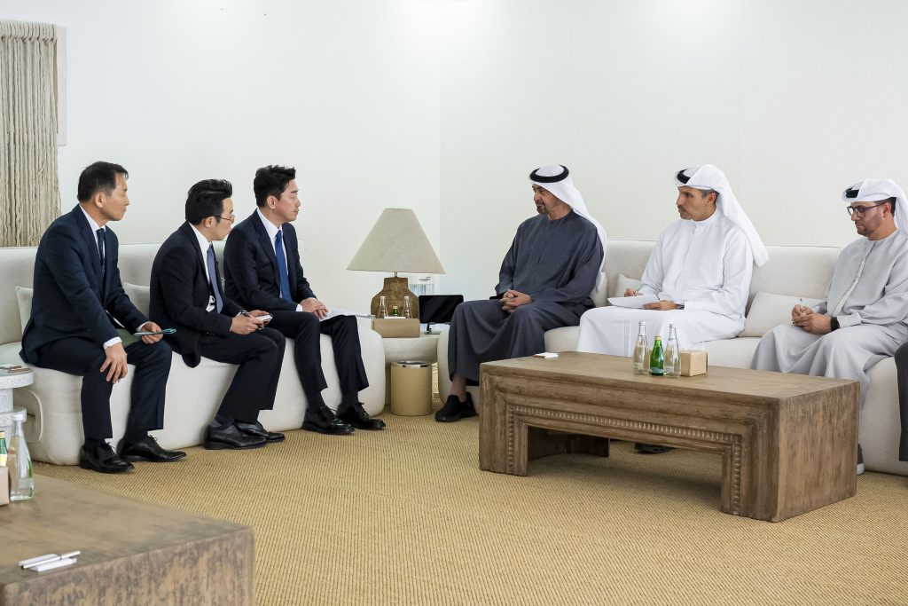 رئيس الدولة يستقبل مبعوث الرئيس الكوري