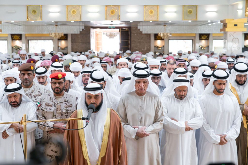 بالصور: سعود بن صقر يؤدي الصلاة على جثمان شهيد الوطن علي صالح الطنيجي