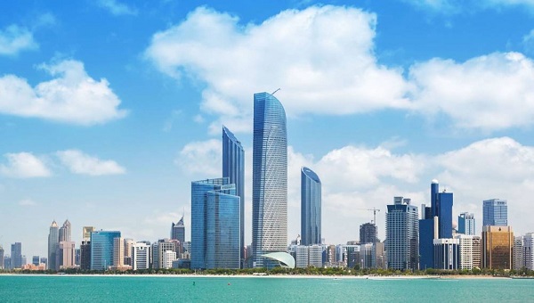 تمت السيطرة على حريق ثالث بسبب سقوط شظايا في منطقة كيزاد بأبوظبي