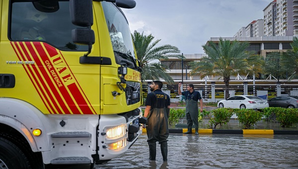 يواصل الدفاع المدني عجمان جهوده للتعامل مع الحالة الجوية بكفاءة عالية