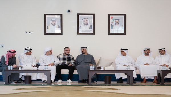 بالفيديو: ذياب بن محمد بن زايد يقدم واجب العزاء في وفاة الشهيد محمد أزنيبلة