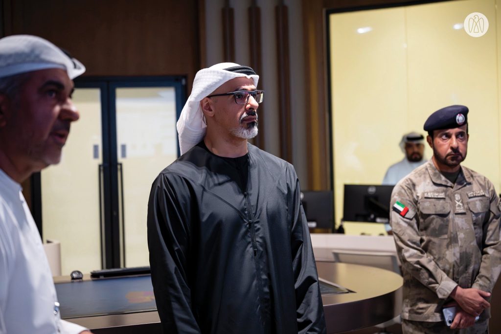 خالد بن محمد بن زايد يتفقد نظام الاستعداد والاستجابة للطوارئ في مركز قيادة العمليات الطبية الموحدة في أبوظبي