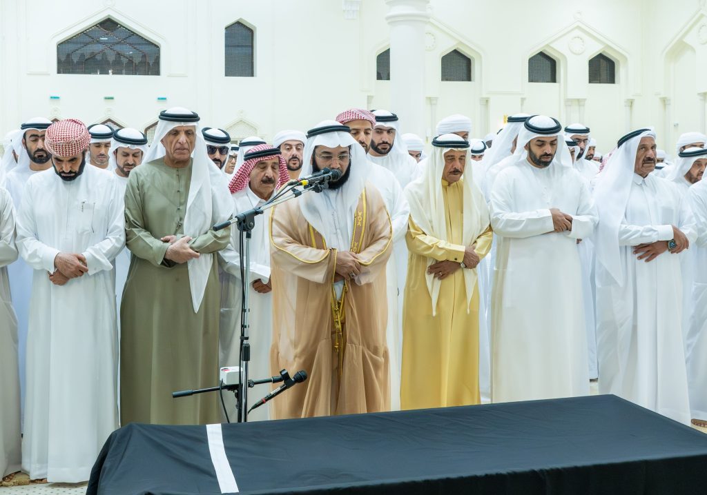 بالصور: سعود بن صقر يؤدي الصلاة على جثمان الشيخة شمسة سعيد الكتبي