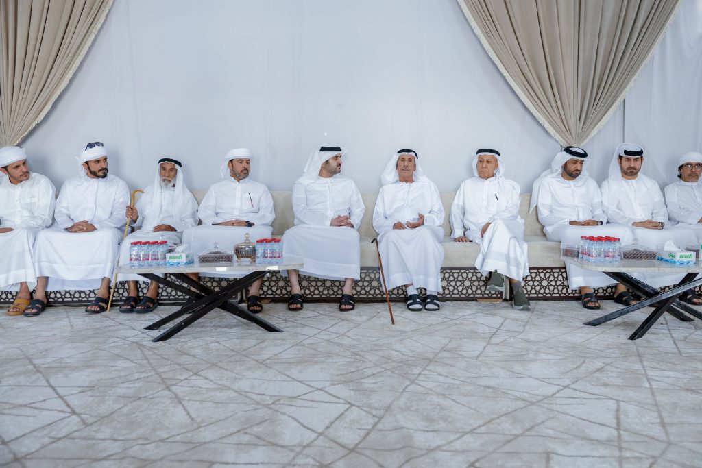 مكتوم بن محمد يعزي في وفاة حسين الأحبابي