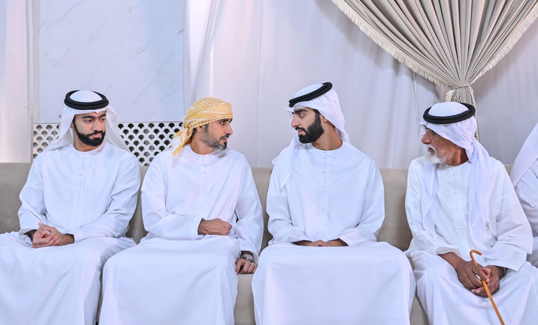 حميد وراشد بن عمار يقدمان واجب العزاء في وفاة موزة عبيد ضاعن