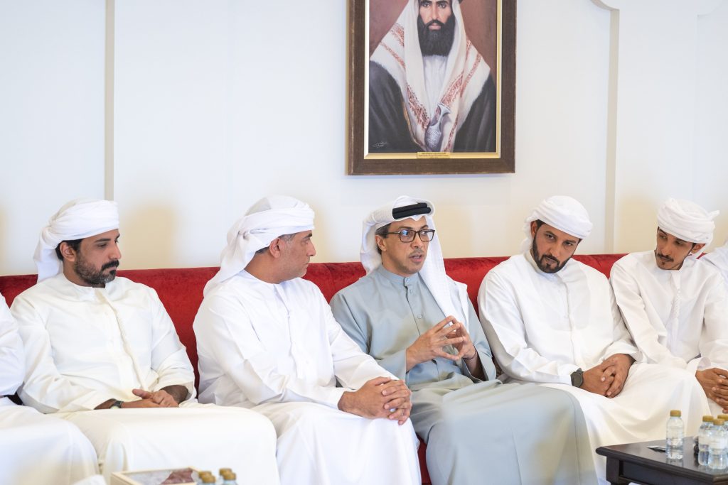 منصور بن زايد يعزي في وفاة محمد سفر الهاجري