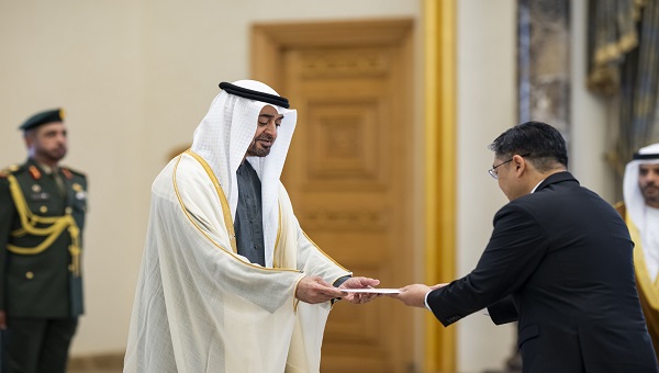 بالفيديو والصور: محمد بن زايد يتسلم أوراق اعتماد عدد من السفراء الجدد المعينين لدى الدولة