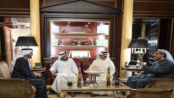 بالصور: رئيس الدولة يلتقي ملك البحرين بحضور محمد بن راشد ومنصور بن زايد