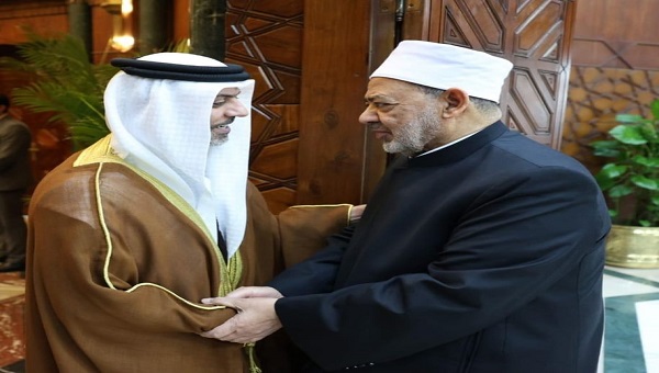 سفير الدولة يبحث مع شيخ الأزهر سبل تعزيز التعاون