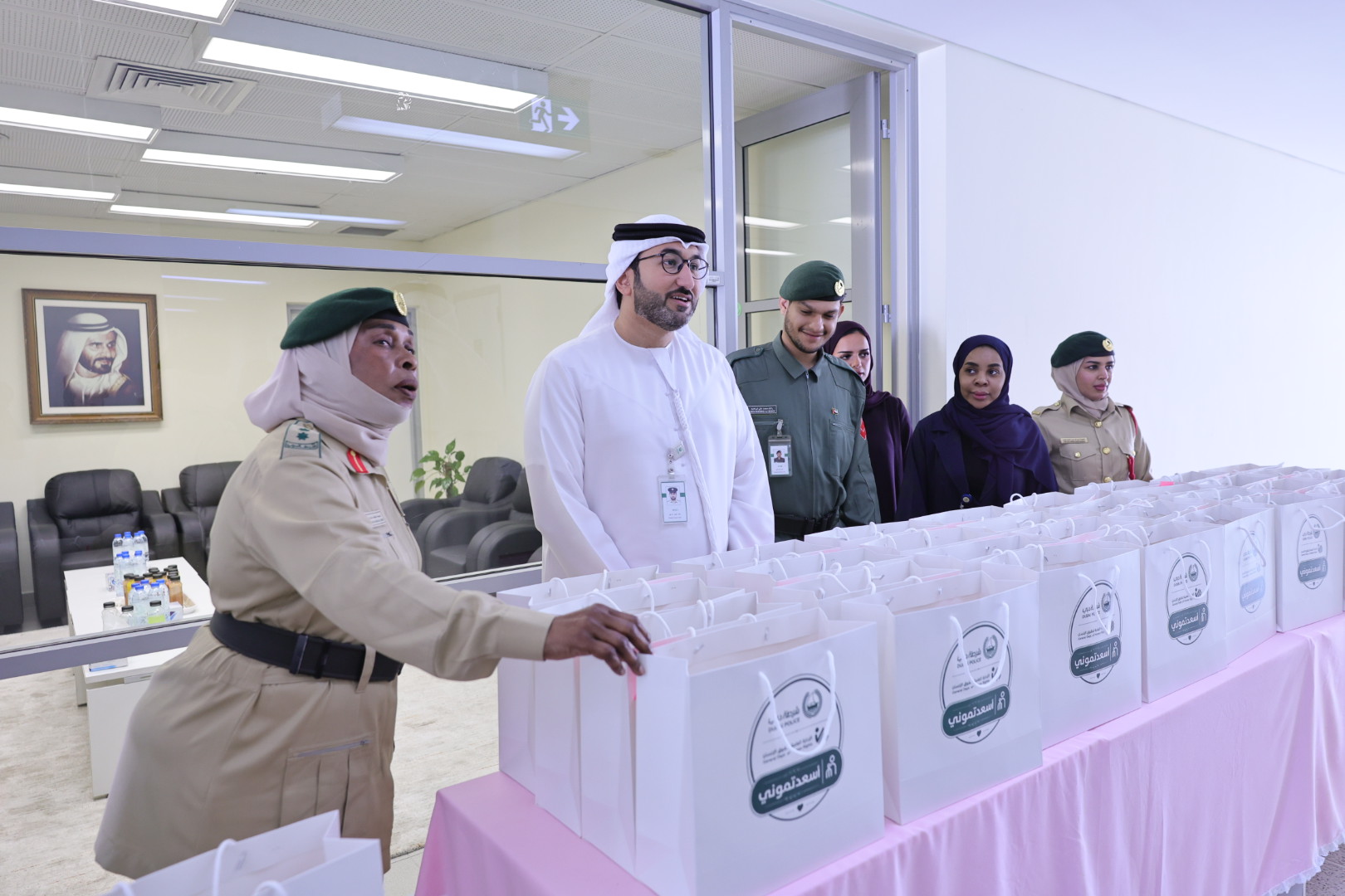 شرطة دبي توزع كسوة العيد على أطفال النزيلات في عيد الأضحى شرطة دبي توزع كسوة العيد على أطفال النزيلات في عيد الأضحى