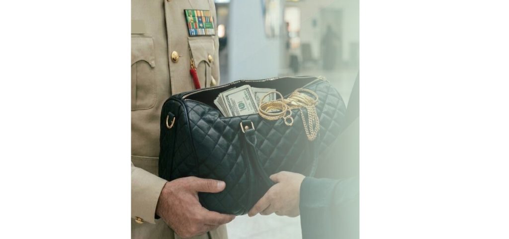 شرطة دبي تعيد لمسافر عربي حقيبة تحتوي على 20 ألف دولار و150 جراماً من الذهب