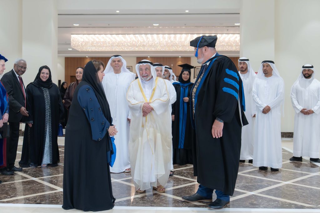 بالصور: حاكم الشارقة يشهد حفل تخريج طلبة أكاديمية الفنون المسرحية بجامعة الفنون