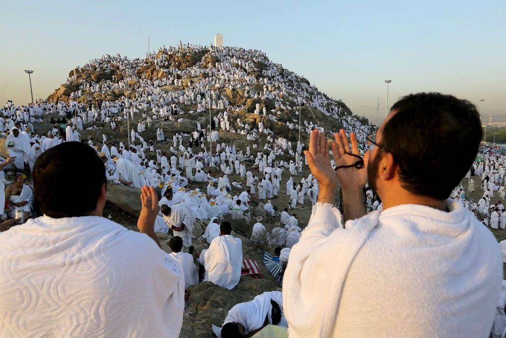 السعودية تدعو حجاج بيت الله الحرام إلى البقاء في مخيماتهم بعرفات أثناء ذروة الحر السعودية تدعو حجاج بيت الله الحرام إلى البقاء في مخيماتهم بعرفات أثناء ذروة الحر
