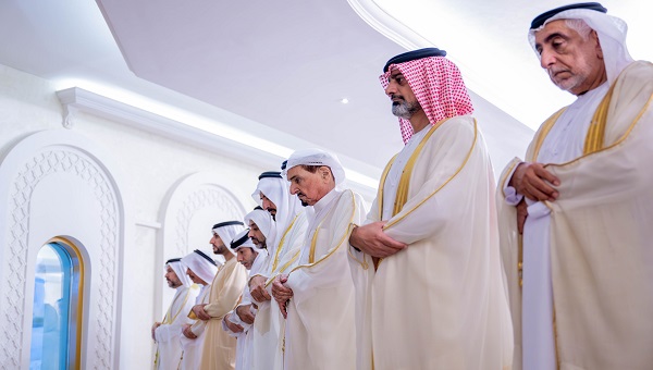 بالفيديو.. حاكم عجمان وولي عهده يؤديان صلاة عيد الأضحى في مسجد قصر الظاهر