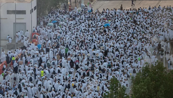 حجاج بيت الله الحرام ينطلقون من عرفات إلى مزدلفة