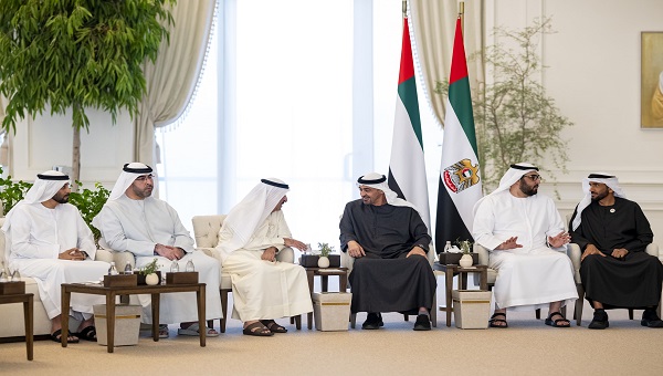 بالفيديو والصور.. رئيس الدولة يستقبل حاكم أم القيوين وولي عهده