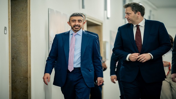 بالفيديو: عبدالله بن زايد يلتقي نائب المستشارة الألمانية ووزير المالية بالفيديو: عبدالله بن زايد يلتقي نائب المستشارة الألمانية ووزير المالية