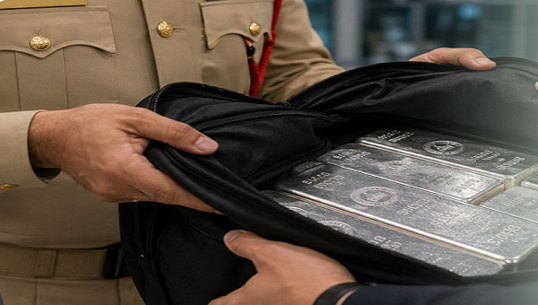 شرطة دبي تعيد حقيبة تحتوي على سبائك فضية تبلغ قيمتها نحو مليوني درهم إلى مسافر آسيوي