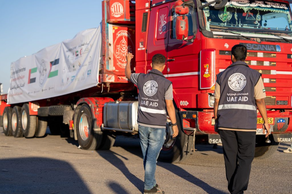 بالصور: 3 قوافل مساعدات إماراتية تدخل غزة تحمل 544 طناً من المواد الإغاثية بالصور: 3 قوافل مساعدات إماراتية تدخل غزة تحمل 544 طناً من المواد الإغاثية