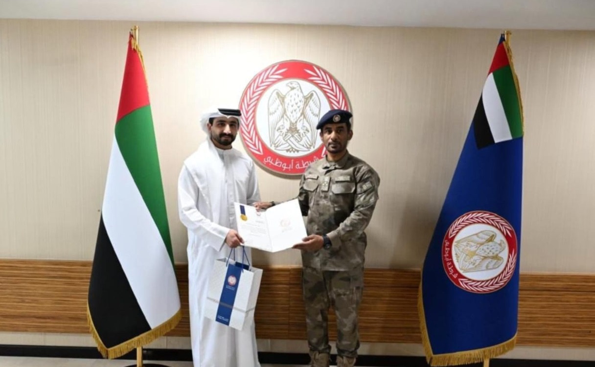 شرطة أبوظبي تكرم أحد أفراد المجتمع لشجاعته في إنقاذ شخص من الغرق