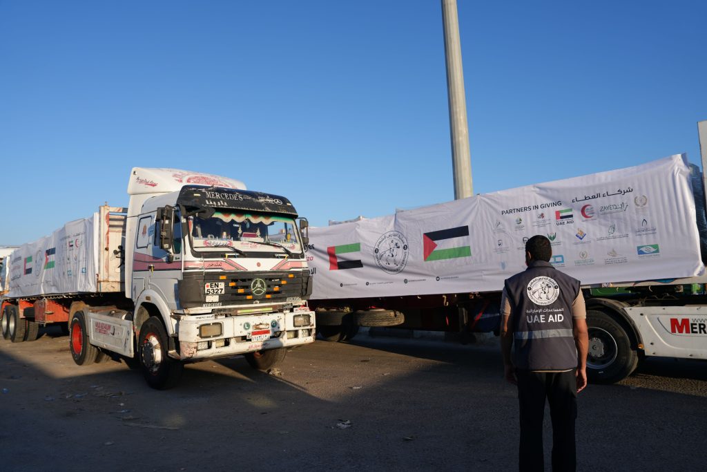 بالفيديو: الإمارات تدعم غزة بقوافل مساعدات تحمل 786 طناً من المواد الإغاثية