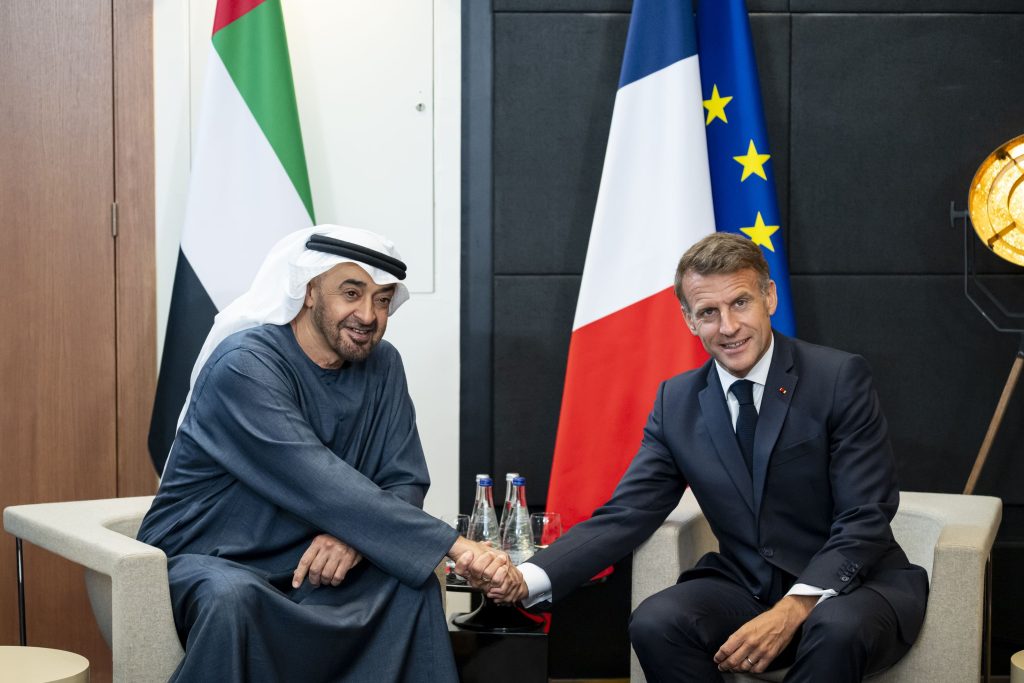 رئيس الدولة والرئيس الفرنسي يبحثان علاقات البلدين والتطورات الإقليمية