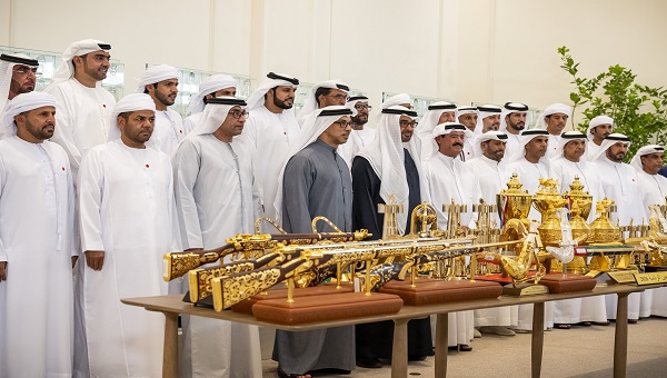 بالفيديو: الرئيس يستقبل فريق الهجن الرئاسي