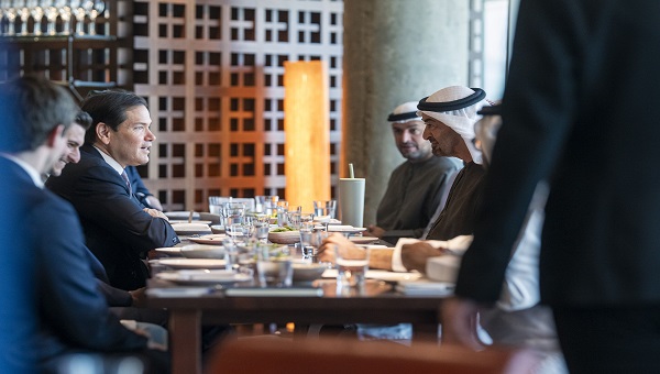 بالفيديو: محمد بن زايد يستقبل وزير الخارجية الأمريكي