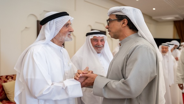 منصور بن زايد يعزي عبد الجليل عبد الرحمن البلوكي في وفاة والدته