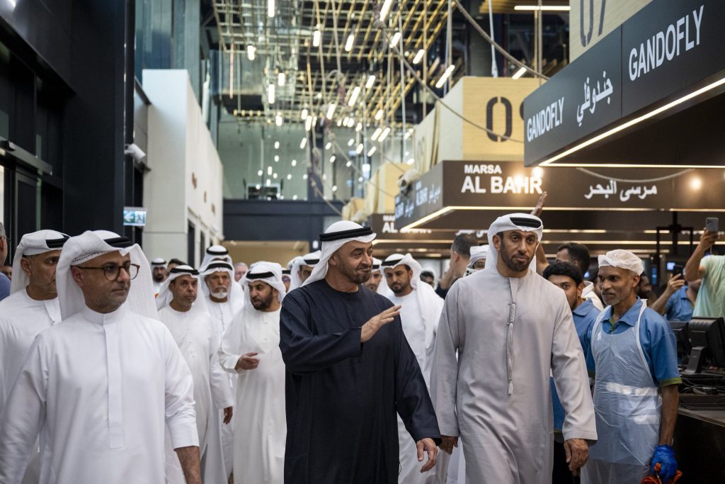 رئيس الدولة يتفقد مرافق سوق السمك بمنطقة ميناء زايد رئيس الدولة يتفقد مرافق سوق السمك بمنطقة ميناء زايد