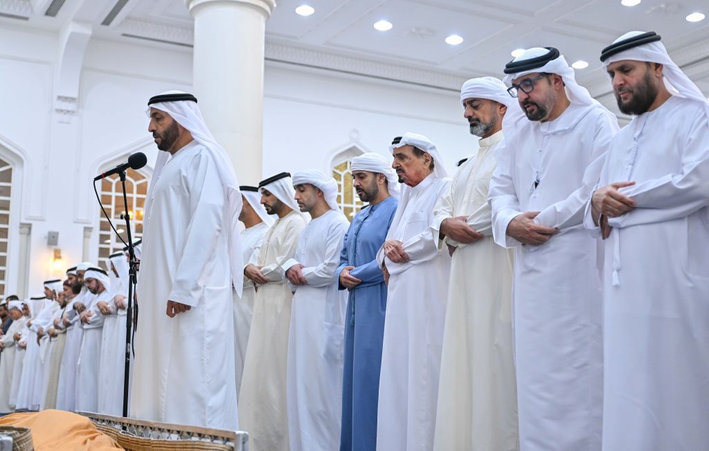 حاكم عجمان وولي عهده يؤديان صلاة الجنازة على جثمان منصور سيف الزعابي