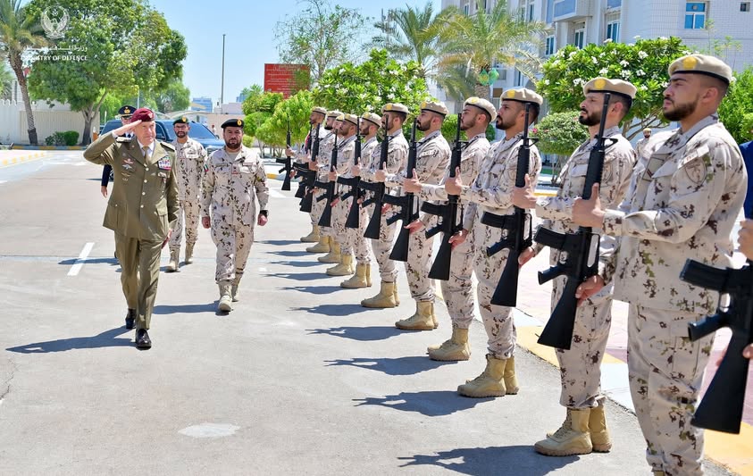 قائد كلية الدفاع الوطني يستقبل رئيس المركز الإيطالي للدراسات الدفاعية العليا قائد كلية الدفاع الوطني يستقبل رئيس المركز الإيطالي للدراسات الدفاعية العليا