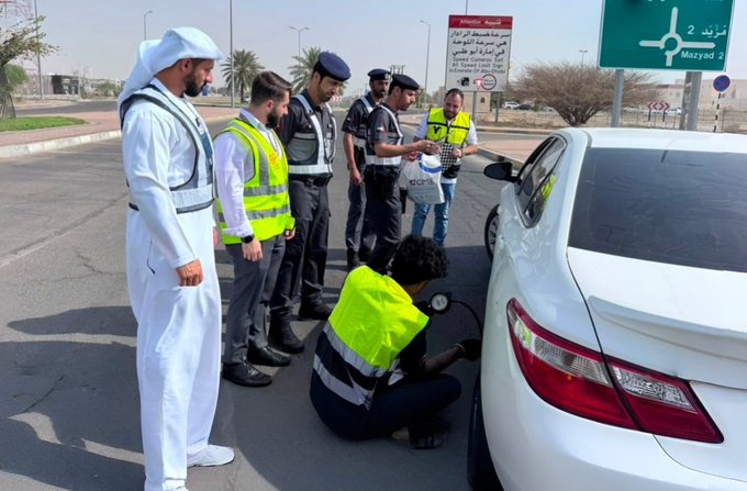 شرطة أبوظبي تعزز وعي السائقين بسلامة الإطارات في الميدان شرطة أبوظبي تعزز وعي السائقين بسلامة الإطارات في الميدان
