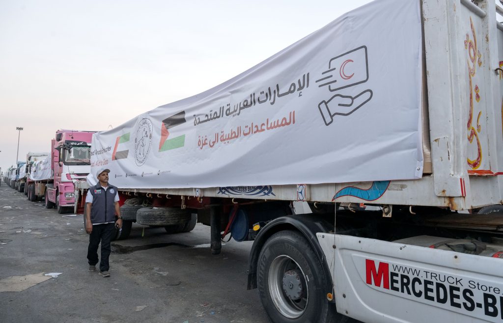 دخول 5 قوافل مساعدات إماراتية إلى قطاع غزة دخول 5 قوافل مساعدات إماراتية إلى قطاع غزة