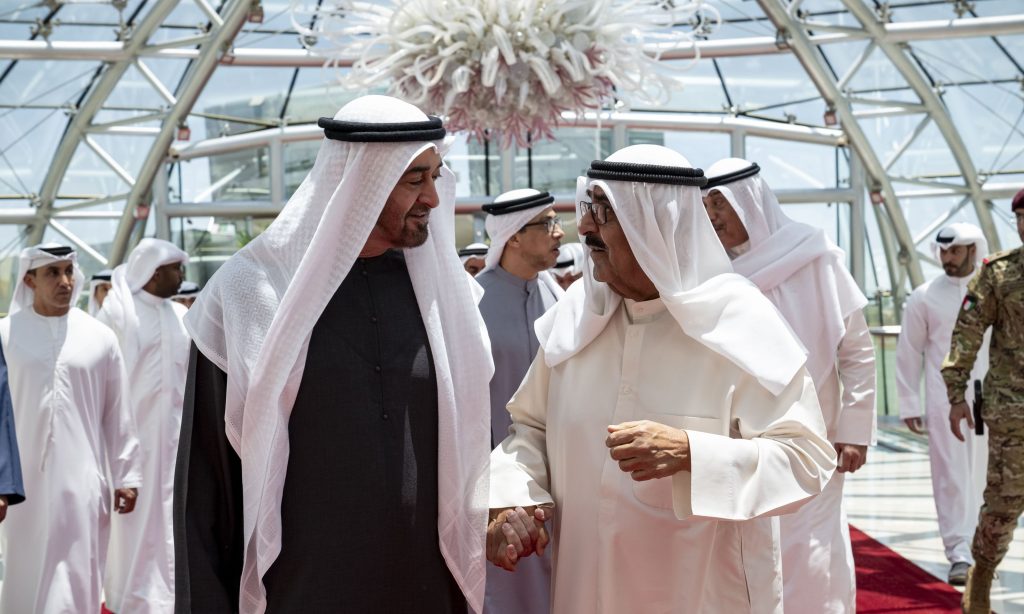 بالصور.. رئيس الدولة يصل الكويت في زيارة أخوية.. وأمير البلاد في مقدمة استقباله بالصور.. رئيس الدولة يصل الكويت في زيارة أخوية.. وأمير البلاد في مقدمة استقباله